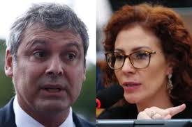 A presidente tentou acalmar os ânimos, mas Carla Zambelli e Lindbergh logo começaram a falar e trocar insultos cara a cara