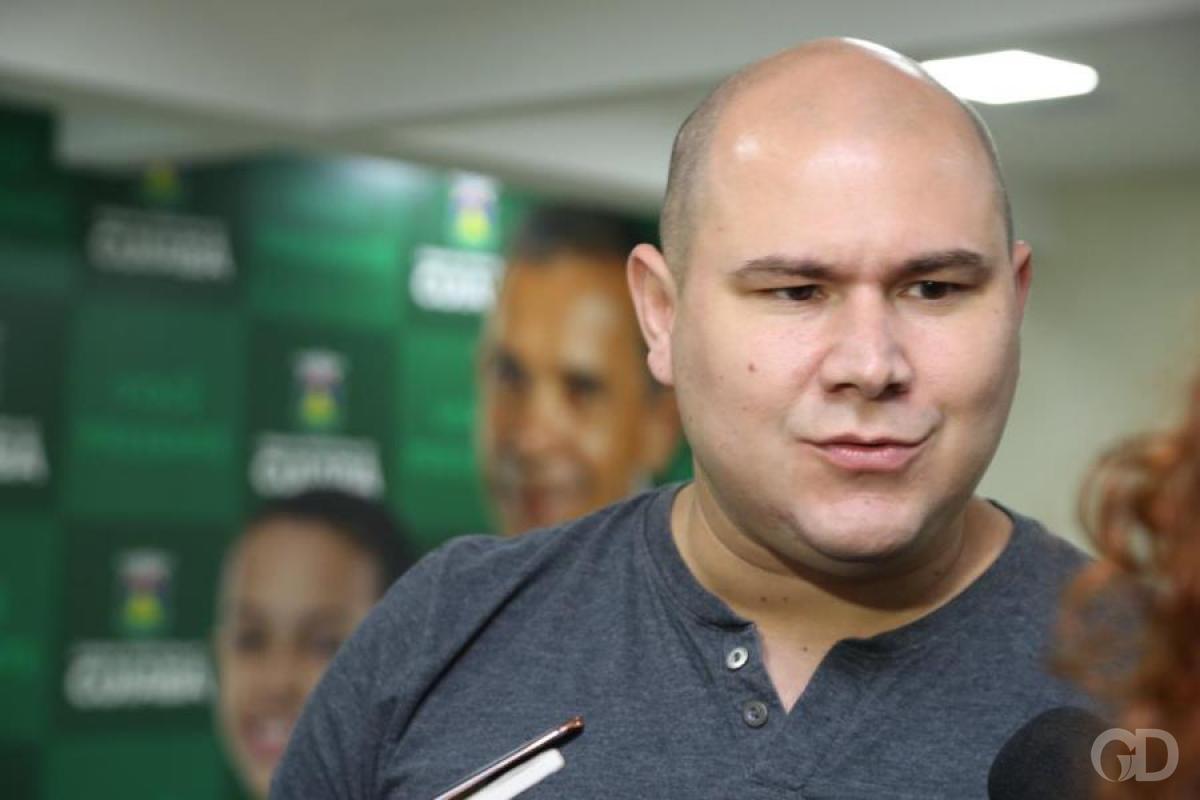 Abílio diz que Edna se complicou ao confessar ter pegado VI