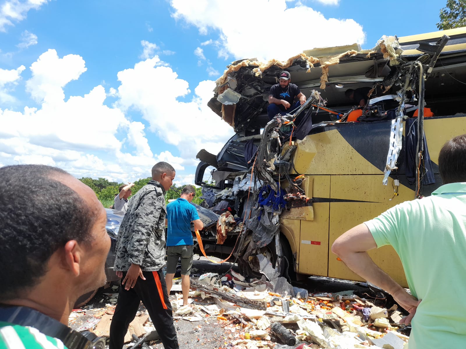 Acidente entre ônibus e caminhão deixa mortos na MT-174