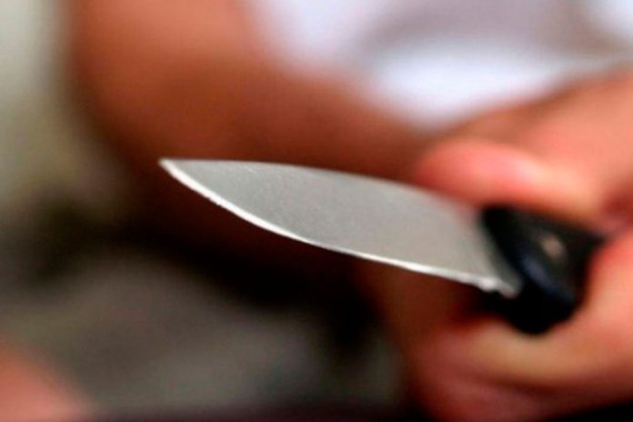 Adolescente esfaqueia a própria mãe por não achar comida feita