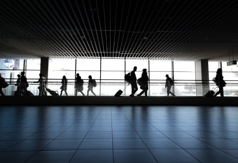 Aeroporto da Nova Zelândia proíbe abraços por mais de 3 minutos na área de desembarque