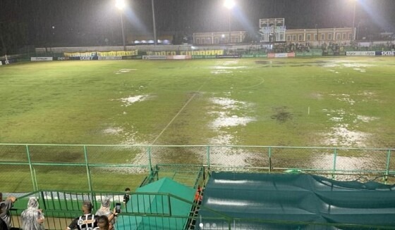 "Alagamento do gramado durante partida gera críticas à gestão do prefeito em Cuiabá"