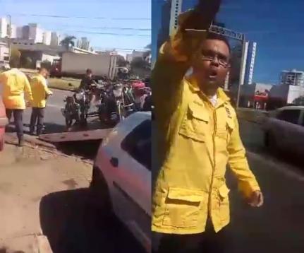 Amarelinho" guincha moto e bate-boca com homem: "Seu bosta"