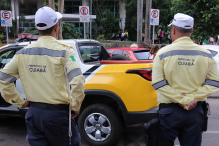 Amarelinhos multam carros no estacionamento do hospital municipal e causam revolta