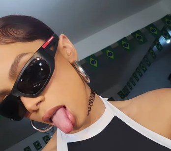 Anitta grava clipe com simulação de cenas de sexo em beco no RJ