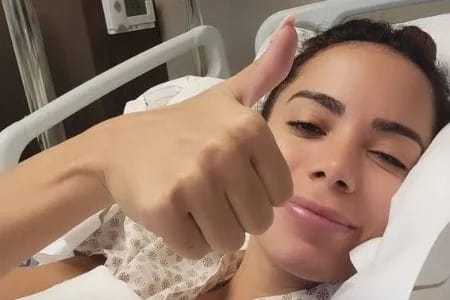 Anitta segue internada e passará por nova avaliação médica