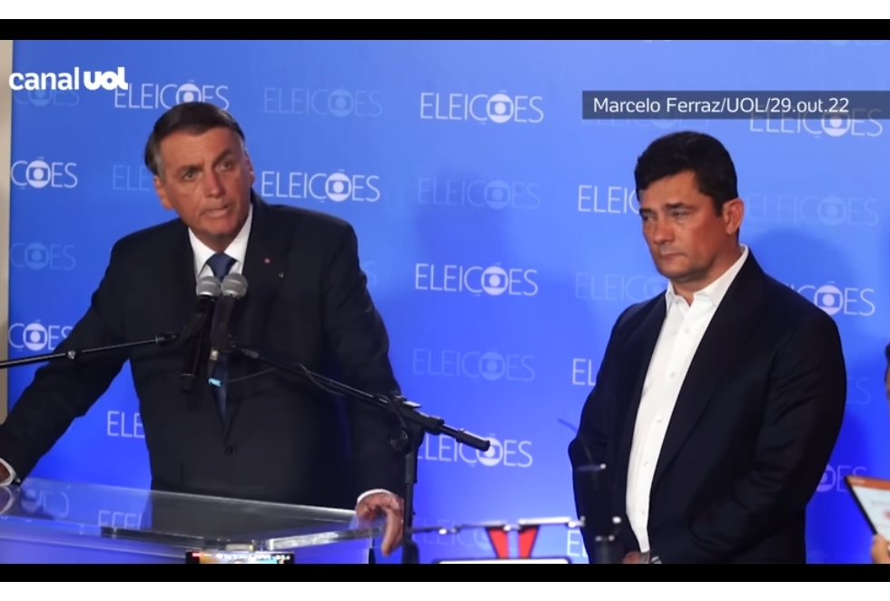 Ao ser questionado por jornalista,  Bolsonaro se irrita, bate na mesa e é retirado de entrevista por Moro