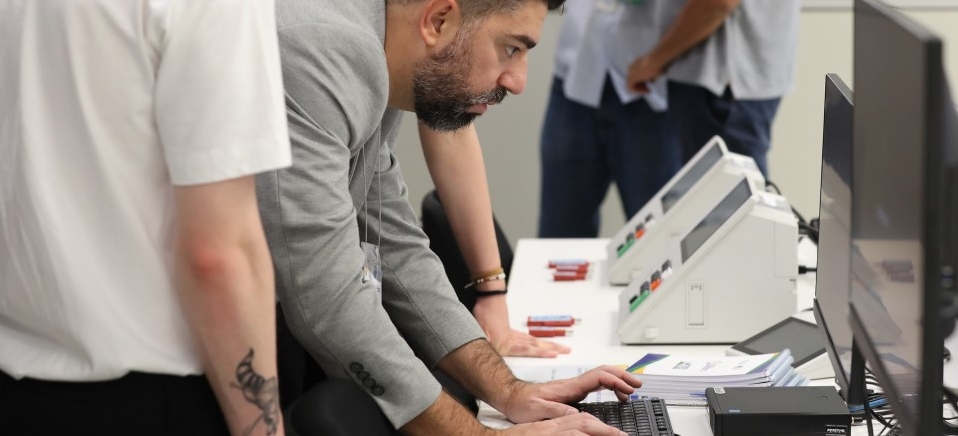 Ao todo 40 pessoas habilitadas, que se inscreveram no programa espontaneamente, vão analisar os programas que fazem o controle das peças eletrônicas do equipamento,