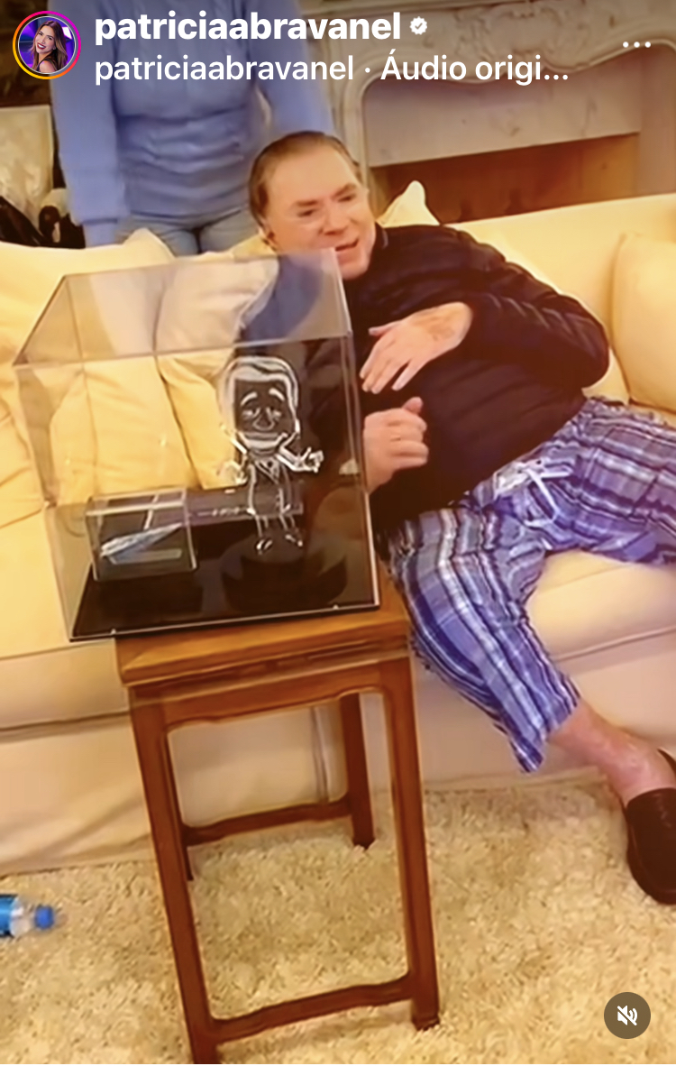 Aos 92 anos, Silvio Santos reaparece ao lado da família em mansão em SP