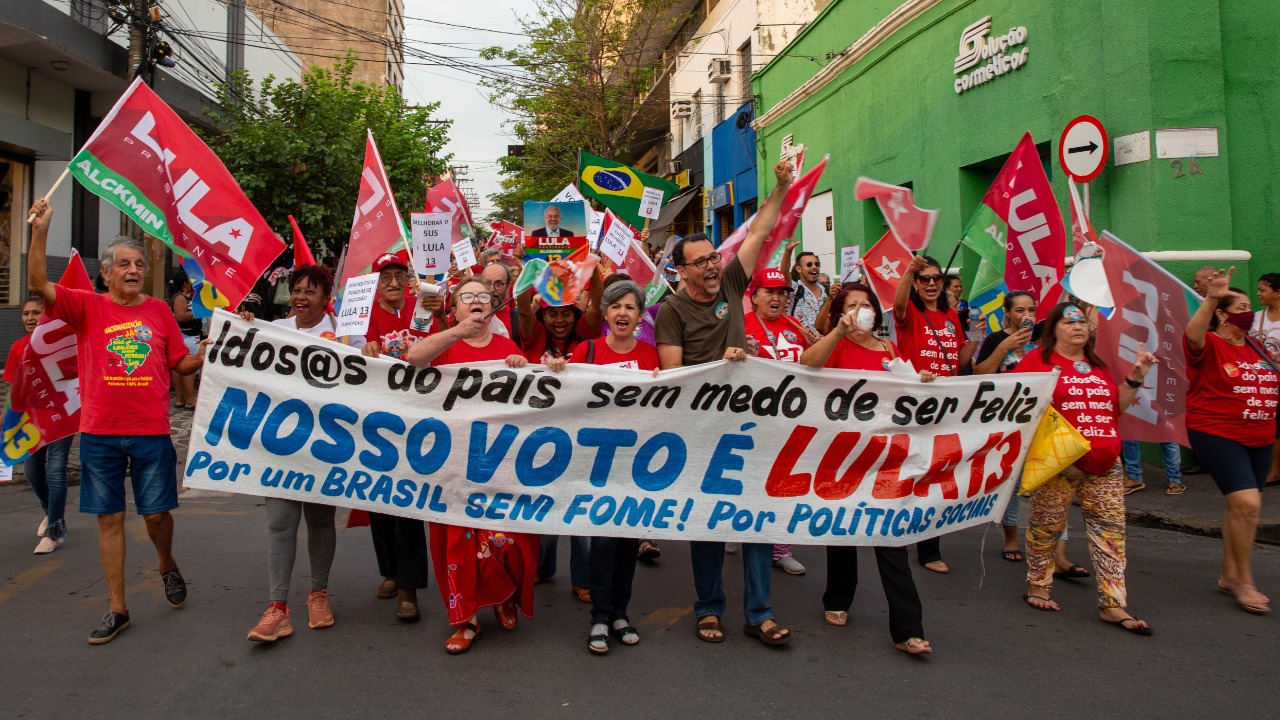 Apoiadores fazem panfletagem pro- Lula  na Prainha nesta quinta 13