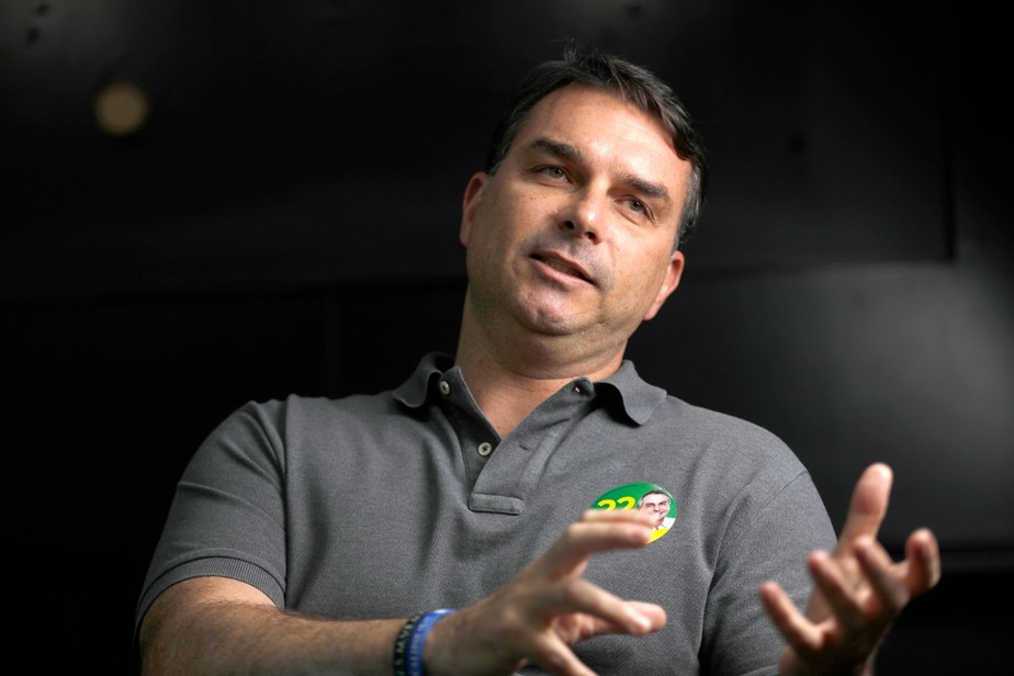Após derrota do pai, Flávio Bolsonaro fala em 'erguer a cabeça' e 'não desistir'