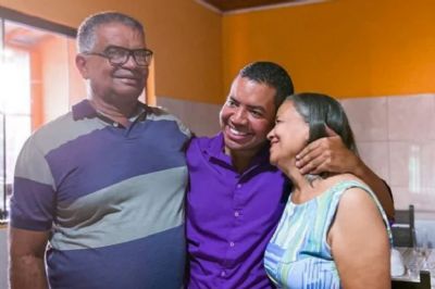 Após desistir de reality show, Bruno Gaga posa com os pais: 'Precisava disso'