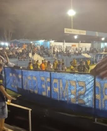 Após reclamar de gol anulado, torcedor sobe em alambrado e cai dentro do gramado