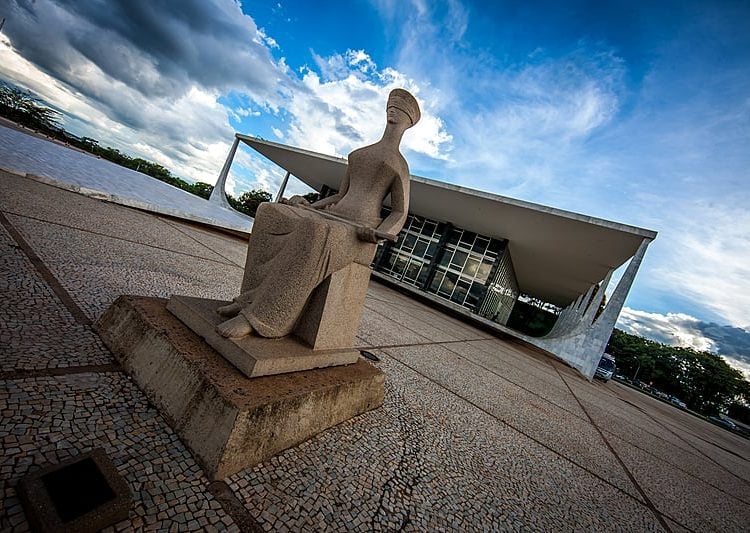 Às vésperas de recesso do legislativo, governo e Congresso se reúnem para discutir aumento do IOF