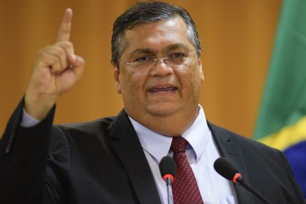 Audiência de Dino na CCJ tem deboche sobre Terra plana e bate-boca