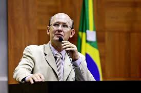 Avalone zanga com o Governador.