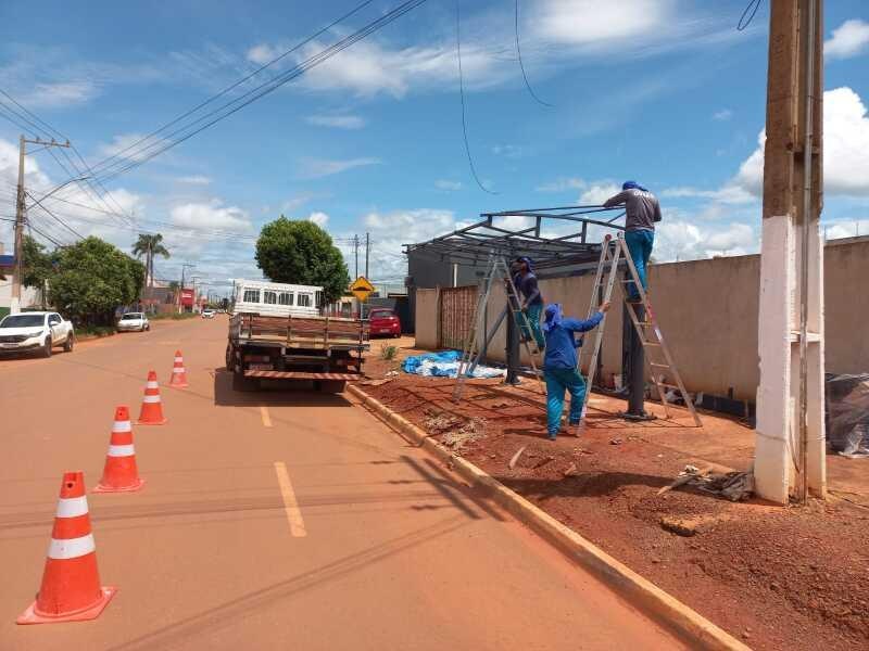 Bairros de Rondonópolis ganham novos abrigos em pontos de ônibus