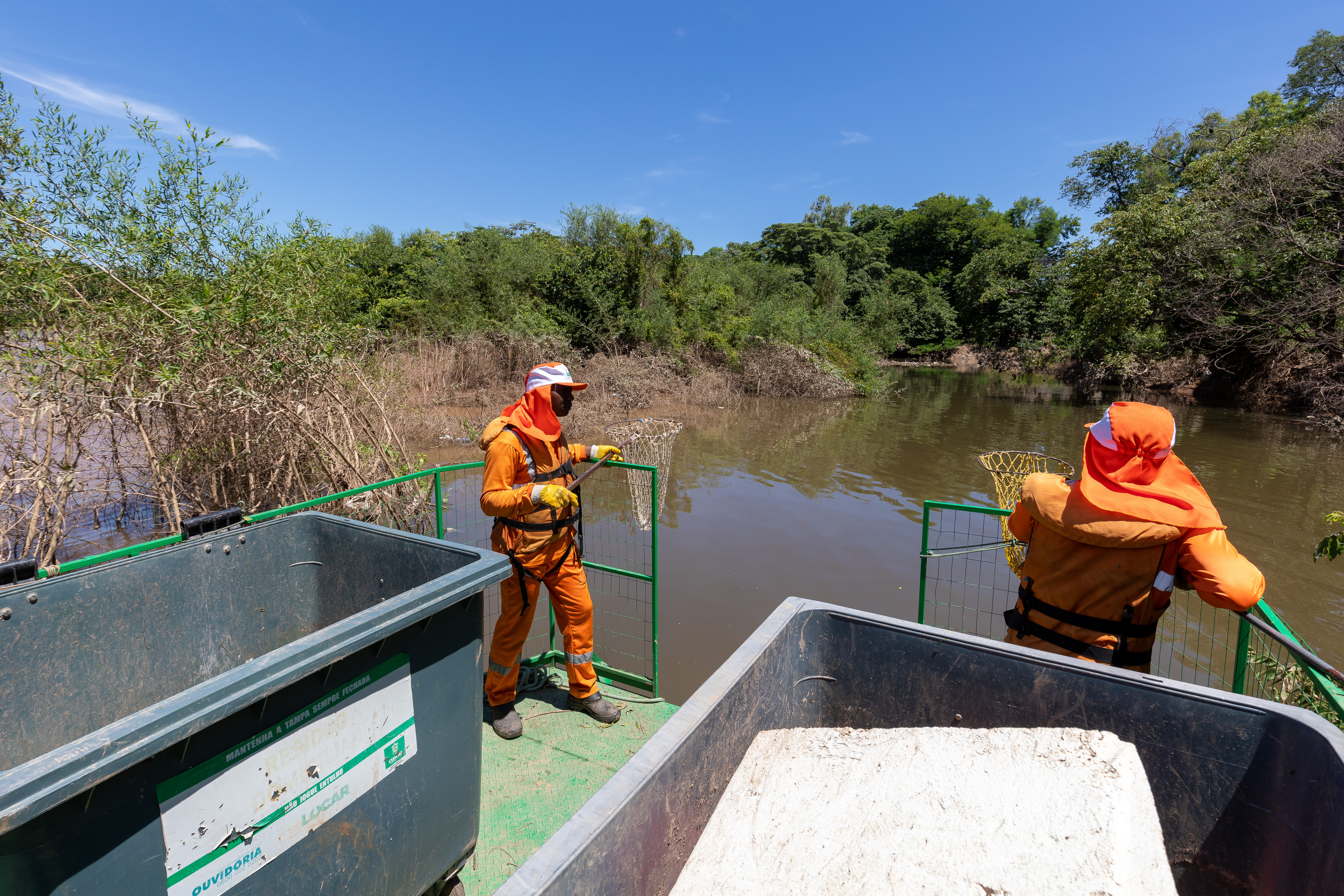 Balsa ecológica retoma operação e retira cerca de 5 toneladas de lixo