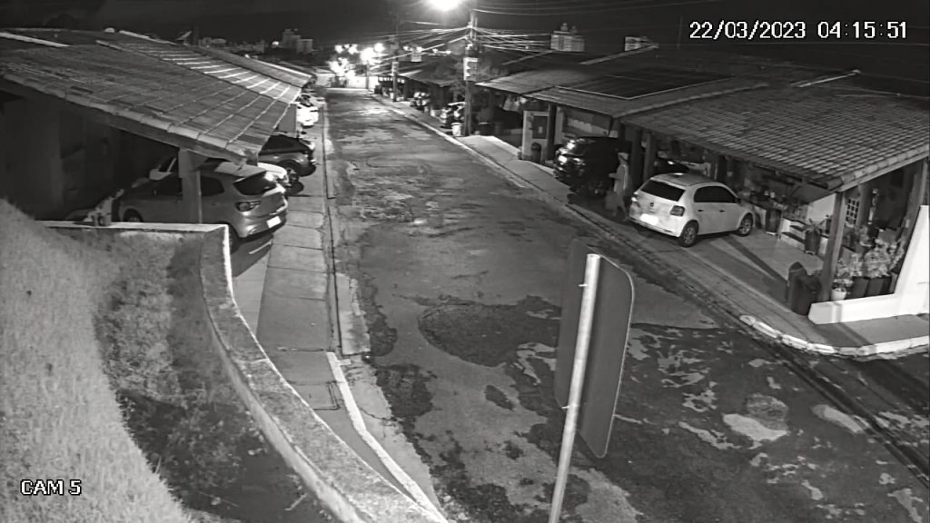 Bandido invade condomínio e leva carro, joias e dinheiro