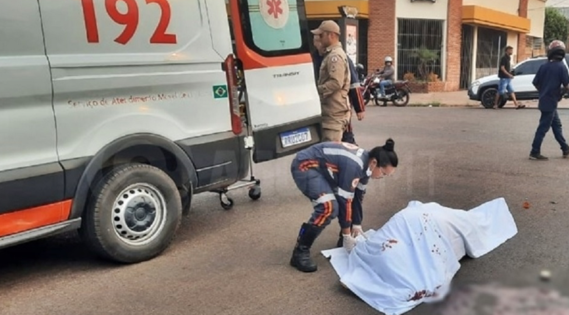 Batida entre motocicleta e caminhão após mudança de rota mata entregador