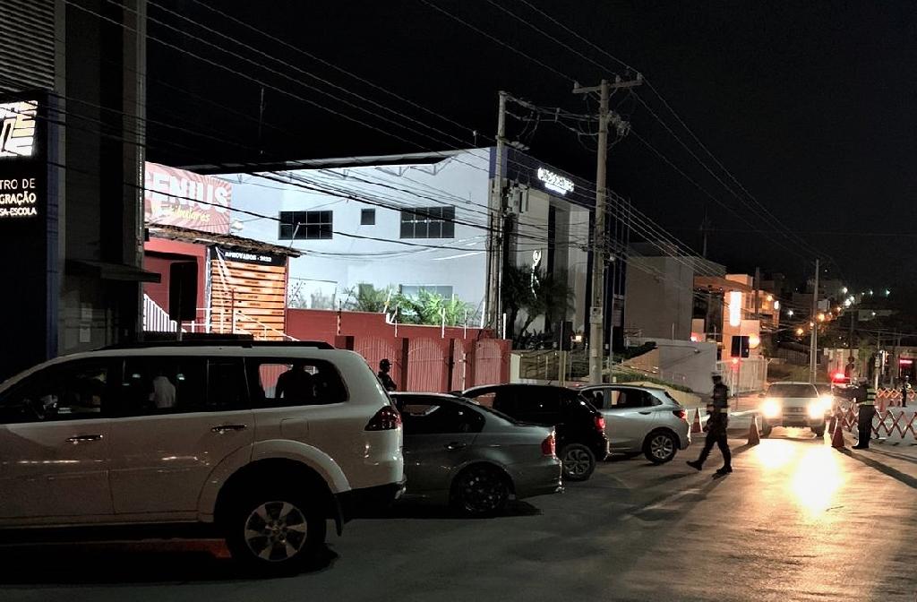 Blitz em Cuiabá termina com 5 motoristas presos por embriaguez  e 33 carros recolhidos
