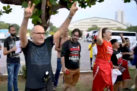 Bolsonarista é recebido com ovo  após invadir manifestação na UFMT