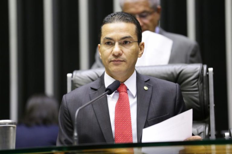 “Bolsonaro é um turista nos EUA”, diz presidente do Republicanos