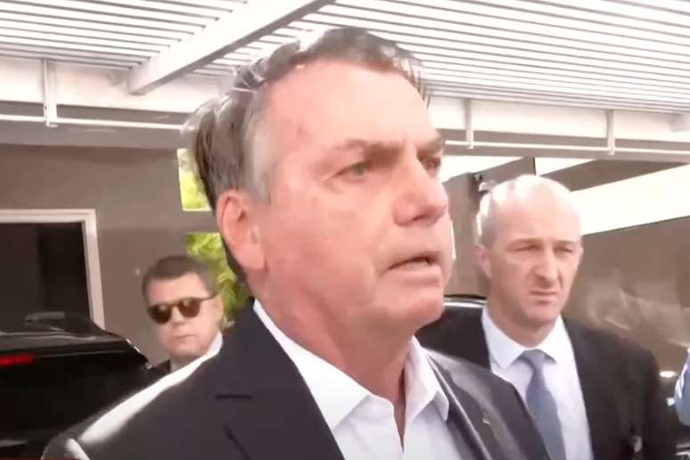 Bolsonaro nega ter tomado vacina contra a Covid-19 e se diz surpreso com operação da PF