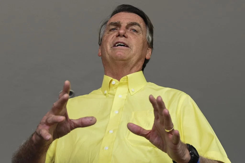 Bolsonaro se apropriou de 94 presentes sem passar por avaliação de órgão técnico, diz jornal