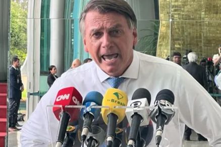 Bolsonaro  IRRITADO , ataca Alexandre de Moraes e xinga Lula de 'pinguço'