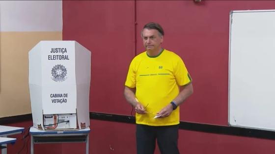 Bolsonaro vota no RJ e diz : "com eleições limpas, que vença o melhor"