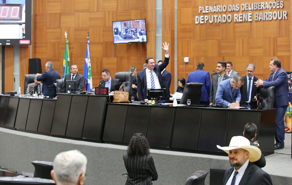 Botelho adiar sessão para evitar:embate políticos "