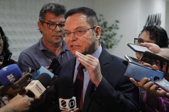 Botelho critica Cattani: "Se quer entrar na política, tem que esquecer a arma"