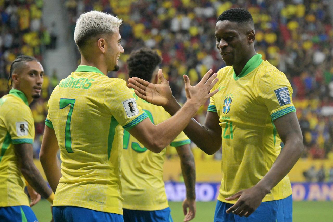 Brasil goleia Peru por 4 a 0 no Mané Garrincha e se consolida nas Eliminatórias