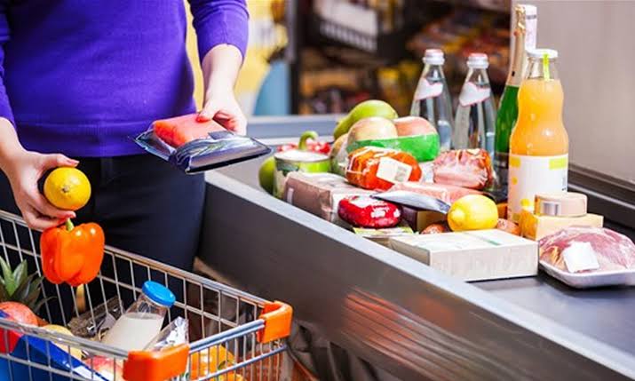 Caixa de supermercado é presa após passar R$ 4 mil em compras e cobrar R$ 380 para pagar dívida com cliente