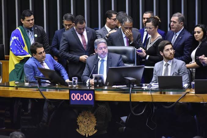 Câmara adia votação do PL 2630 das fake News