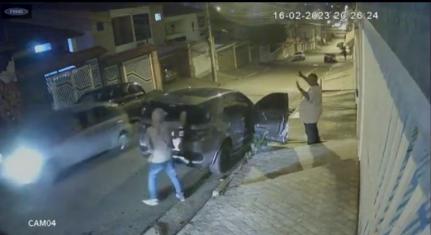 Cantor Péricles é assaltado em frente à casa de sua mãe e tem o carro levado por ladrões