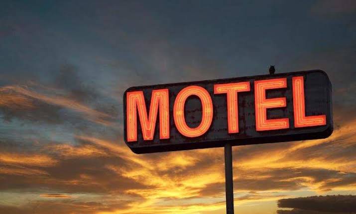Casal leva garota de programa para motel  e tenta matá-la