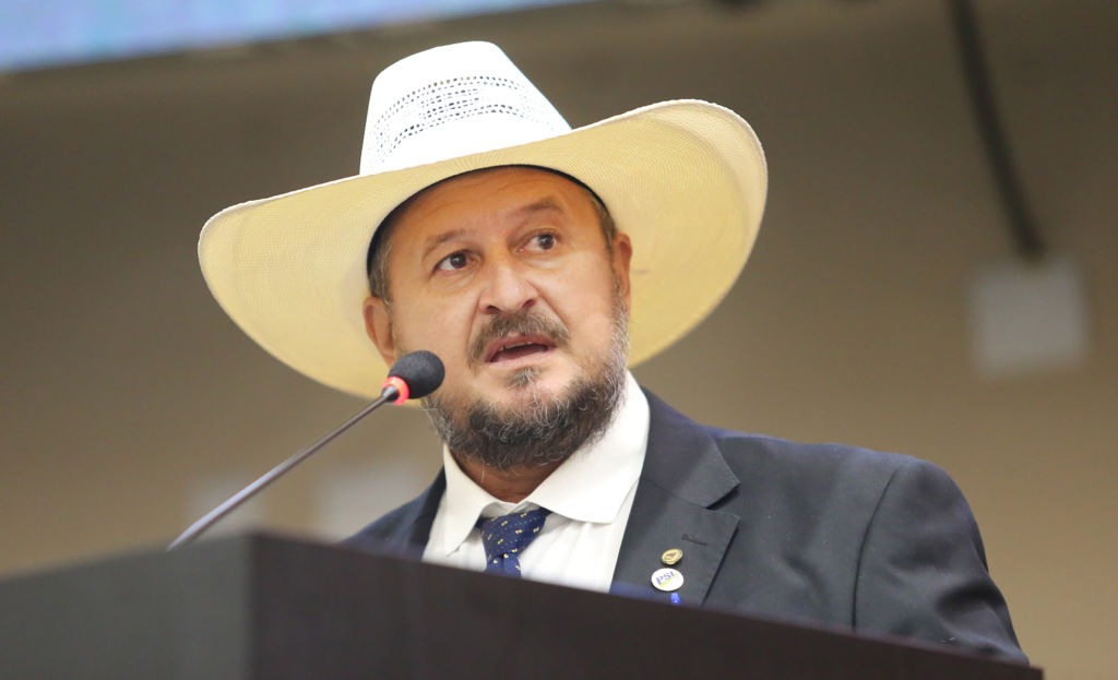 Cattani rebate Botelho após advertência por foto com criança armada