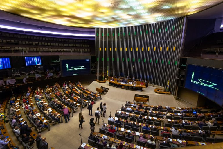 CCJ da Câmara aprova projeto que limita atuação de partidos menores no STF