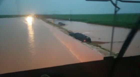 Chuva castiga rodovia pedagiada e carros acabam fora da pista; veja
