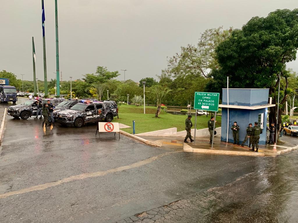 Chuva e tropa de choque recuam ato de bolsonaristas em Cuiabá