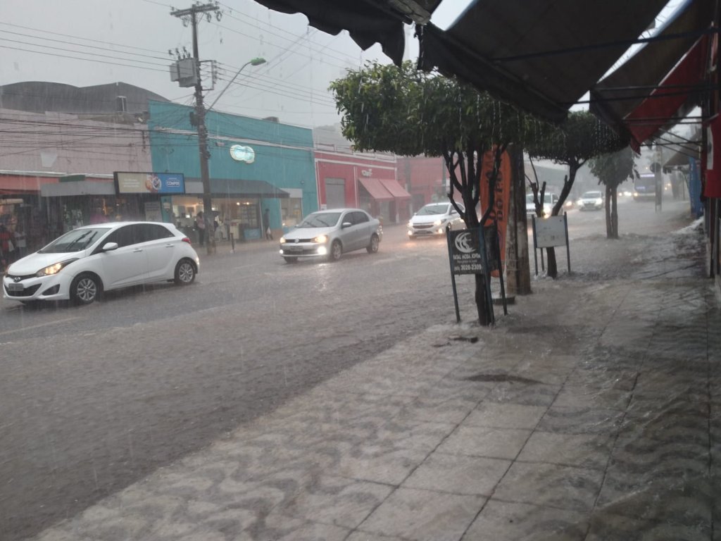 Chuva forte transforma ruas de Cuiabá em "rios"; veja