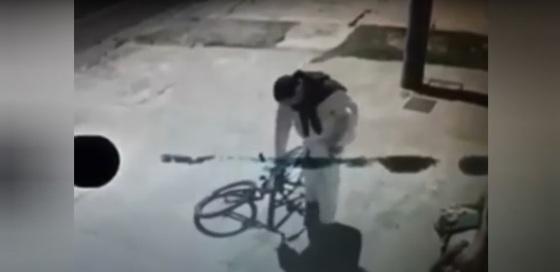 Ciclista para e veste casaco em cadeirante idoso que estava deitado em rua