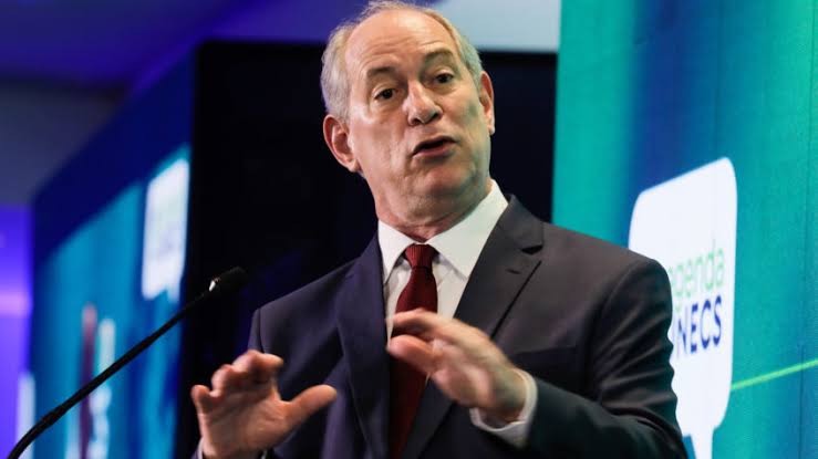 Ciro Gomes está de volta, jogando pedras em Lula e em Bolsonaro