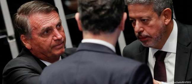 Com ajuda de Lira  Bolsonaro deve receber uma aposentadoria de 75 mil reais mensais