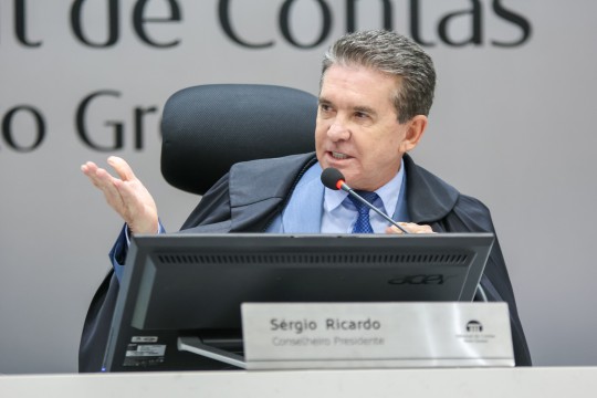 Com equilíbrio fiscal e superávits, contas de Sérgio Ricardo recebem parecer favorável à aprovação