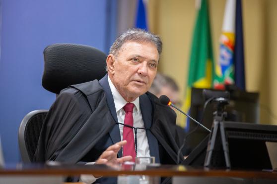 Conselheiro constata irregularidade fiscal e multa ex-governador