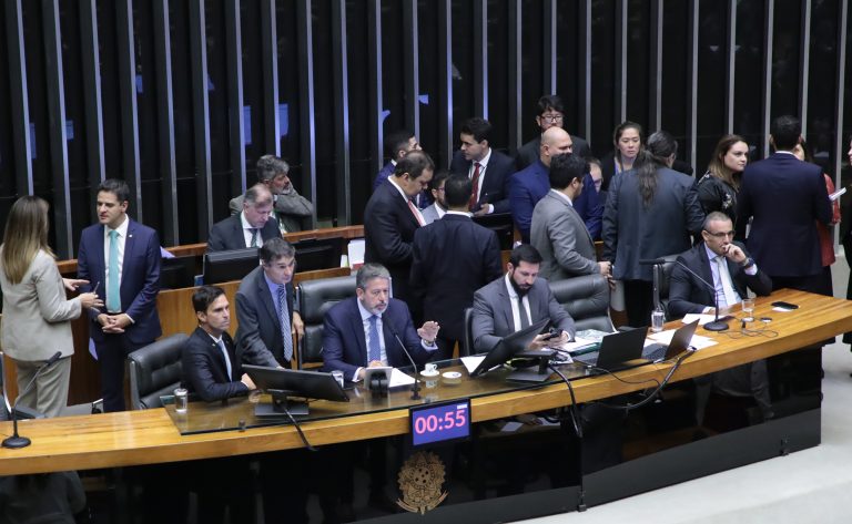 Conselho de Ética arquiva punições de deputados brigões; clima fica tenso