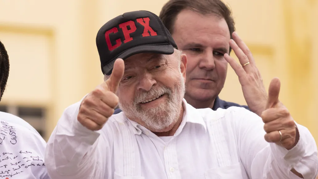 CPX em boné de Lula significa 'Complexo', abreviação que se refere a conjuntos de comunidades no Rio